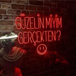 Güzelin miyim Gerçekten? Neon Tabela