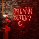 Güzelin miyim Gerçekten? Neon Tabela