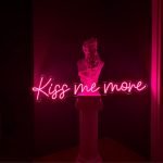 Kiss Me More Neon Tabela