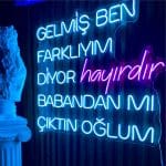 GELMİŞ BEN FARKLIYIM DİYOR hayırdır BABANDAN MI ÇIKTIN OĞLUM Neon Tabela